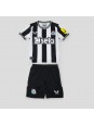 Billige Newcastle United Hjemmedraktsett Barn 2023-24 Kortermet (+ Korte bukser)